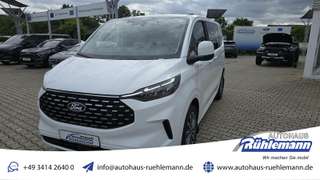 Schräge Frontansicht auf einen Ford Tourneo Custom , freigestellt