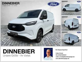 Schräge Frontansicht auf einen Ford Transit Custom , freigestellt