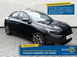 Schräge Frontansicht auf einen Opel Corsa , freigestellt