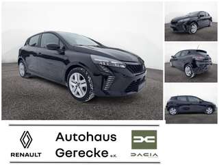 Schräge Frontansicht auf einen Renault Clio , freigestellt