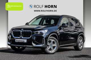 Schräge Frontansicht auf einen BMW X1 , freigestellt