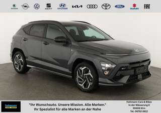 Schräge Frontansicht auf einen Hyundai Kona , freigestellt