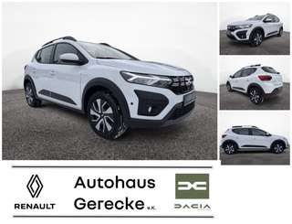 Schräge Frontansicht auf einen Dacia Sandero , freigestellt