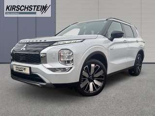 Schräge Frontansicht auf einen Mitsubishi Outlander , freigestellt