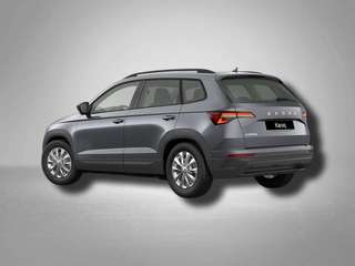 Schräge Frontansicht auf einen Skoda Karoq , freigestellt