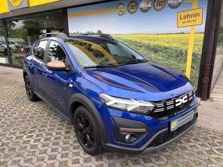 Schräge Frontansicht auf einen Dacia Sandero , freigestellt