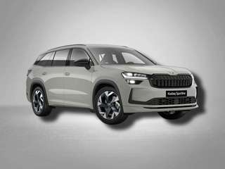 Schräge Frontansicht auf einen Skoda Kodiaq , freigestellt