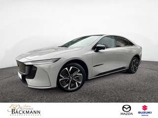 Schräge Frontansicht auf einen Mazda Mazda6 , freigestellt