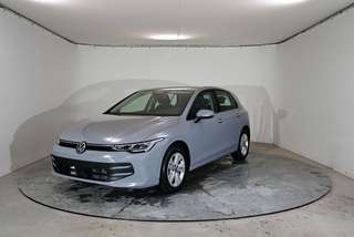 Schräge Frontansicht auf einen Volkswagen Golf , freigestellt