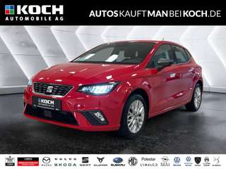 Schräge Frontansicht auf einen SEAT Ibiza , freigestellt
