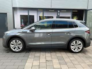 Schräge Frontansicht auf einen Skoda ELROQ , freigestellt