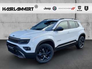 Schräge Frontansicht auf einen Jeep Avenger , freigestellt