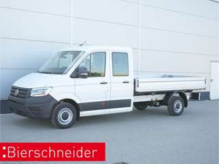 Schräge Frontansicht auf einen Volkswagen Crafter , freigestellt