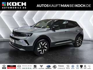 Schräge Frontansicht auf einen Opel Mokka , freigestellt