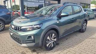 Schräge Frontansicht auf einen Dacia Sandero , freigestellt
