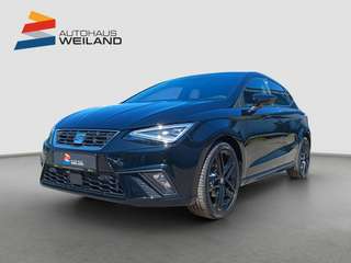 Schräge Frontansicht auf einen SEAT Ibiza , freigestellt