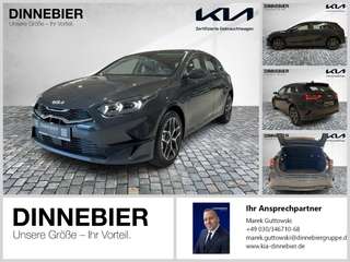 Schräge Frontansicht auf einen Kia cee'd , freigestellt