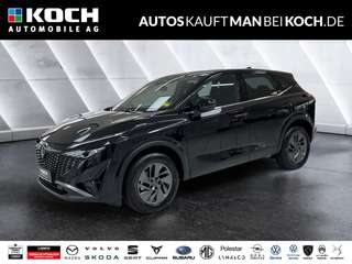 Schräge Frontansicht auf einen Nissan Qashqai , freigestellt