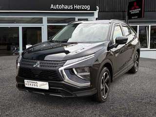 Schräge Frontansicht auf einen Mitsubishi Eclipse Cross , freigestellt