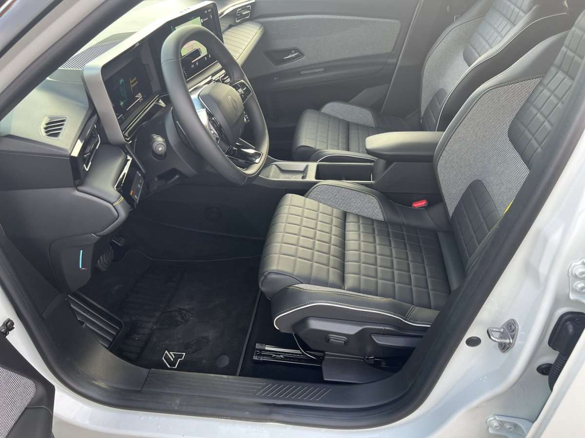 Fahrzeugbild eines Renault 4 E-TECH