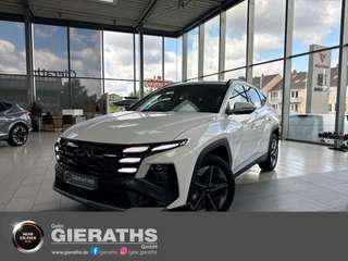 Schräge Frontansicht auf einen Hyundai Tucson , freigestellt