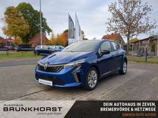 Schräge Frontansicht auf einen Renault Clio , freigestellt