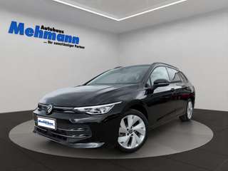 Schräge Frontansicht auf einen Volkswagen Golf , freigestellt