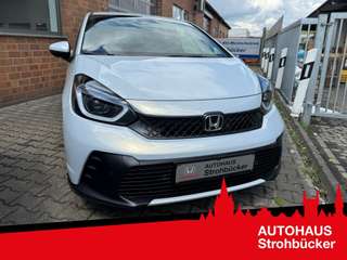 Schräge Frontansicht auf einen Honda Jazz , freigestellt