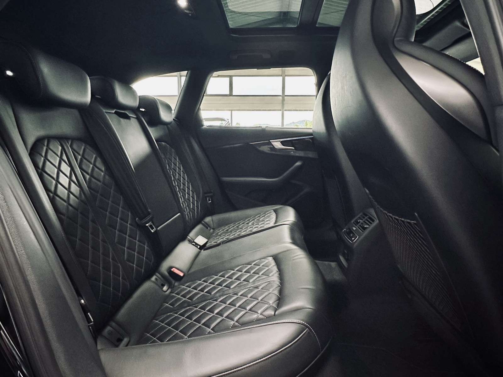 Fahrzeugbild eines Audi S4
