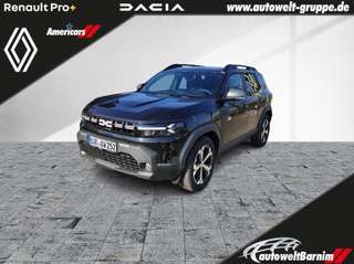 Schräge Frontansicht auf einen Dacia Duster , freigestellt