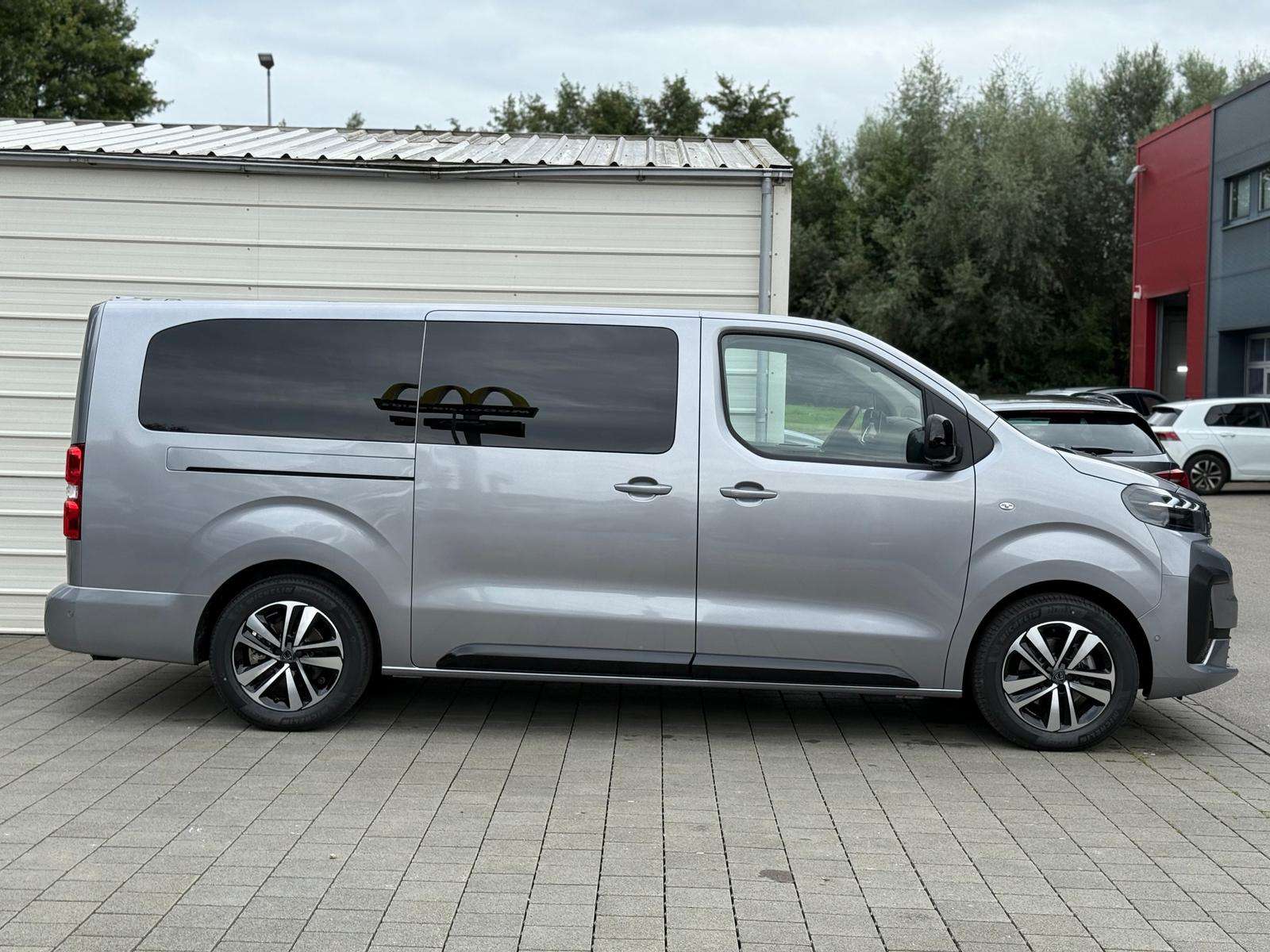 Fahrzeugbild eines Peugeot Traveller