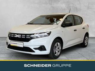 Schräge Frontansicht auf einen Dacia Sandero , freigestellt