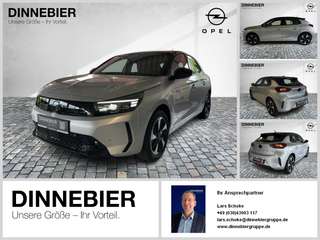 Schräge Frontansicht auf einen Opel Corsa , freigestellt