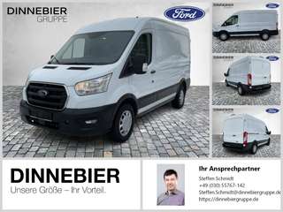 Schräge Frontansicht auf einen Ford Transit , freigestellt