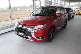Schräge Frontansicht auf einen Mitsubishi Outlander , freigestellt