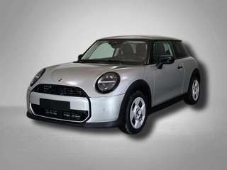 Schräge Frontansicht auf einen MINI COOPER , freigestellt