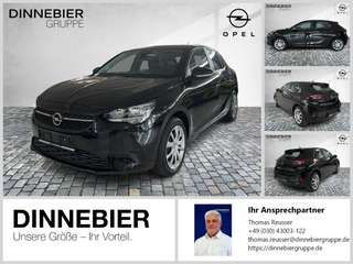 Schräge Frontansicht auf einen Opel Corsa , freigestellt