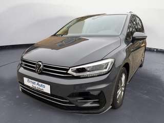 Schräge Frontansicht auf einen Volkswagen Touran , freigestellt