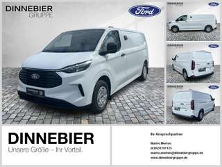 Schräge Frontansicht auf einen Ford Transit Custom , freigestellt