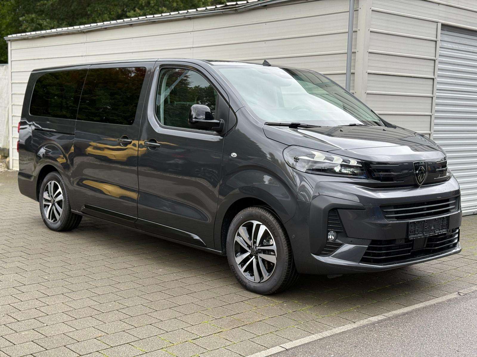 Fahrzeugbild eines Peugeot Traveller