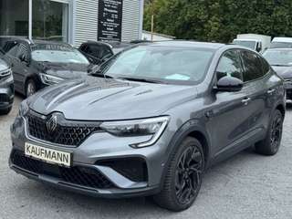 Schräge Frontansicht auf einen Renault Arkana , freigestellt