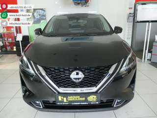 Schräge Frontansicht auf einen Nissan Qashqai , freigestellt