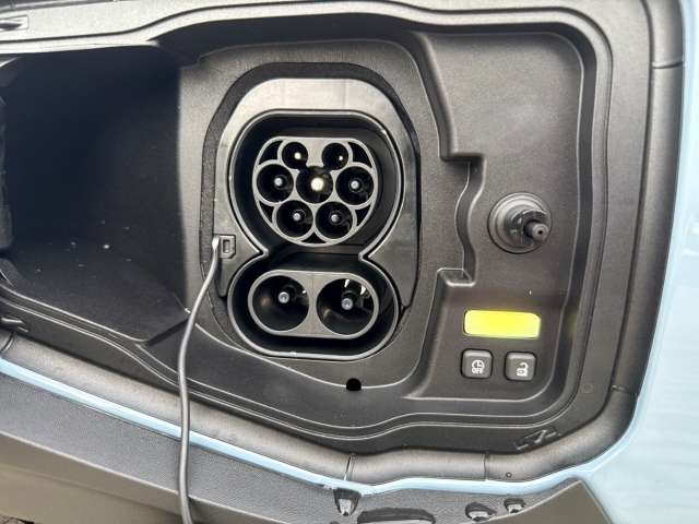 Fahrzeugbild eines Renault 4 E-TECH
