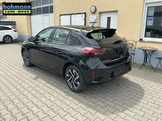 Schräge Frontansicht auf einen Opel Corsa , freigestellt