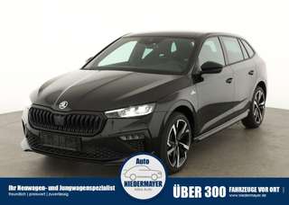 Schräge Frontansicht auf einen Skoda Scala , freigestellt