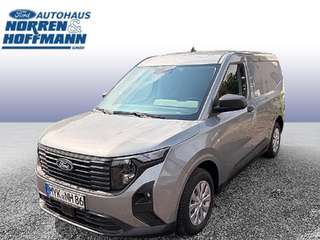 Schräge Frontansicht auf einen Ford Transit , freigestellt