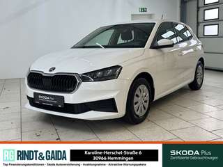 Schräge Frontansicht auf einen Skoda Fabia , freigestellt