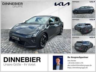 Schräge Frontansicht auf einen Kia EV4 , freigestellt