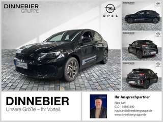 Schräge Frontansicht auf einen Opel Corsa , freigestellt