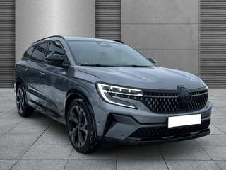 Schräge Frontansicht auf einen Renault Espace , freigestellt